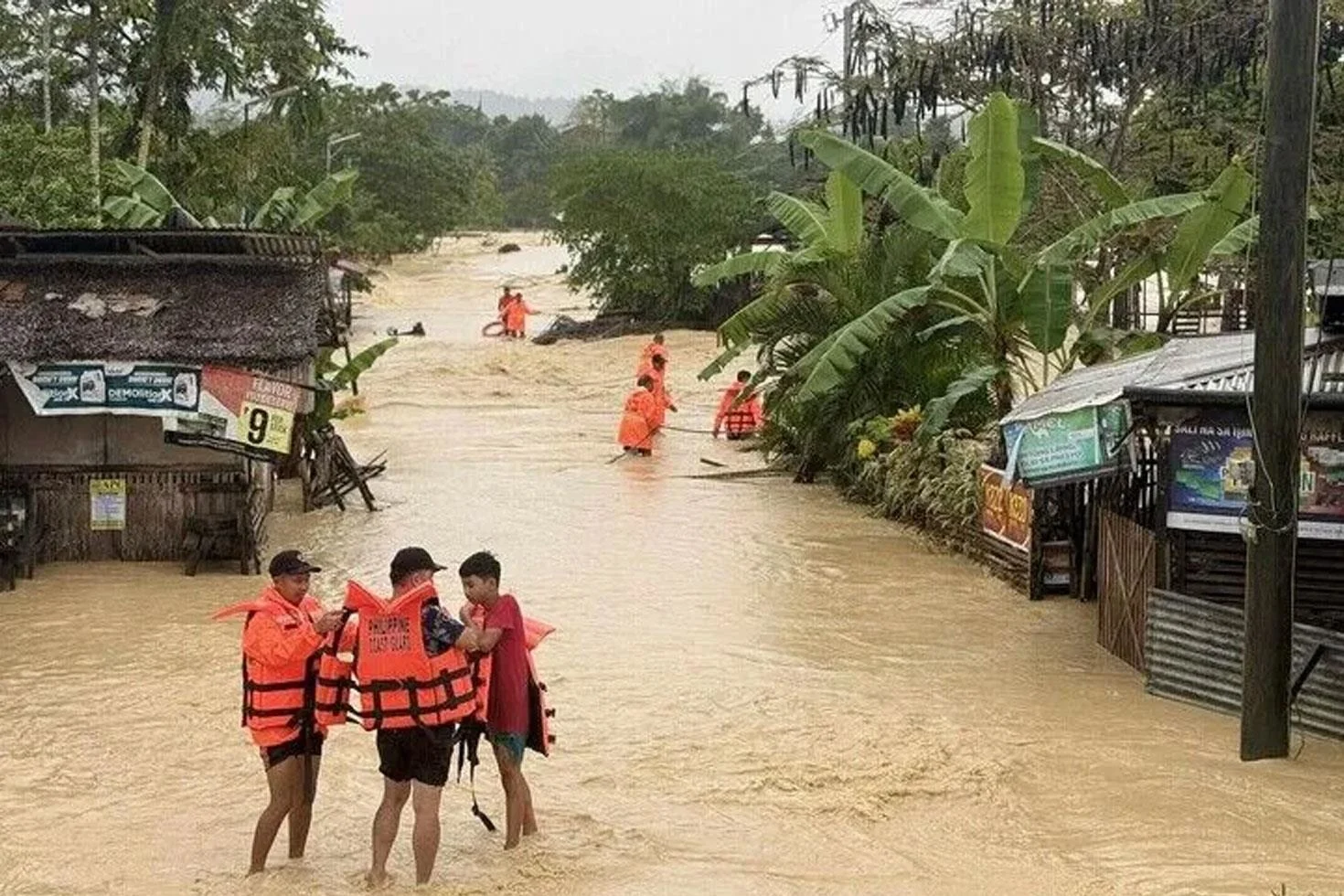 Filipinler’de tropik fırtına ve muson yağmurları yüzünden 23 kişi can verdi