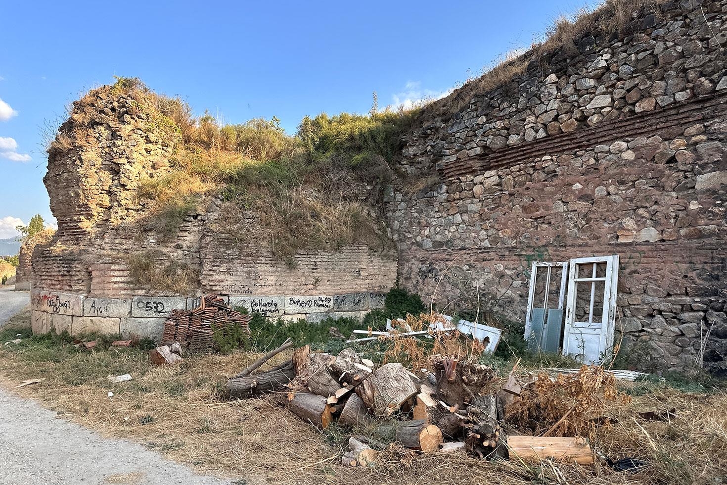 İznik surlarına sprey boya vandalizmi