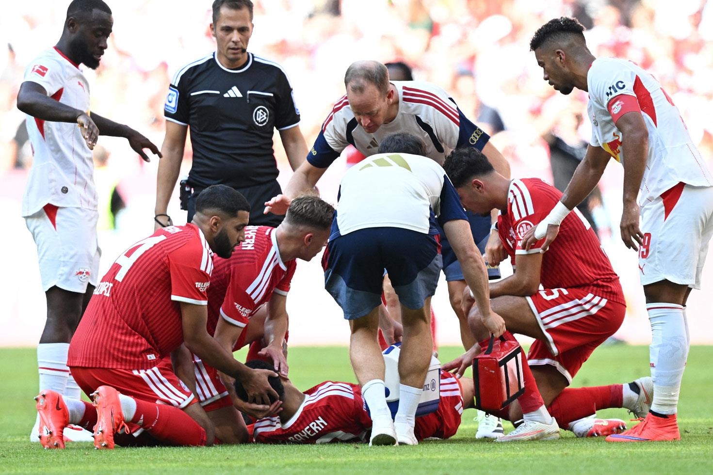 Ünlü futbolcu sahada bayıldı! Nedeni sakatlık değil