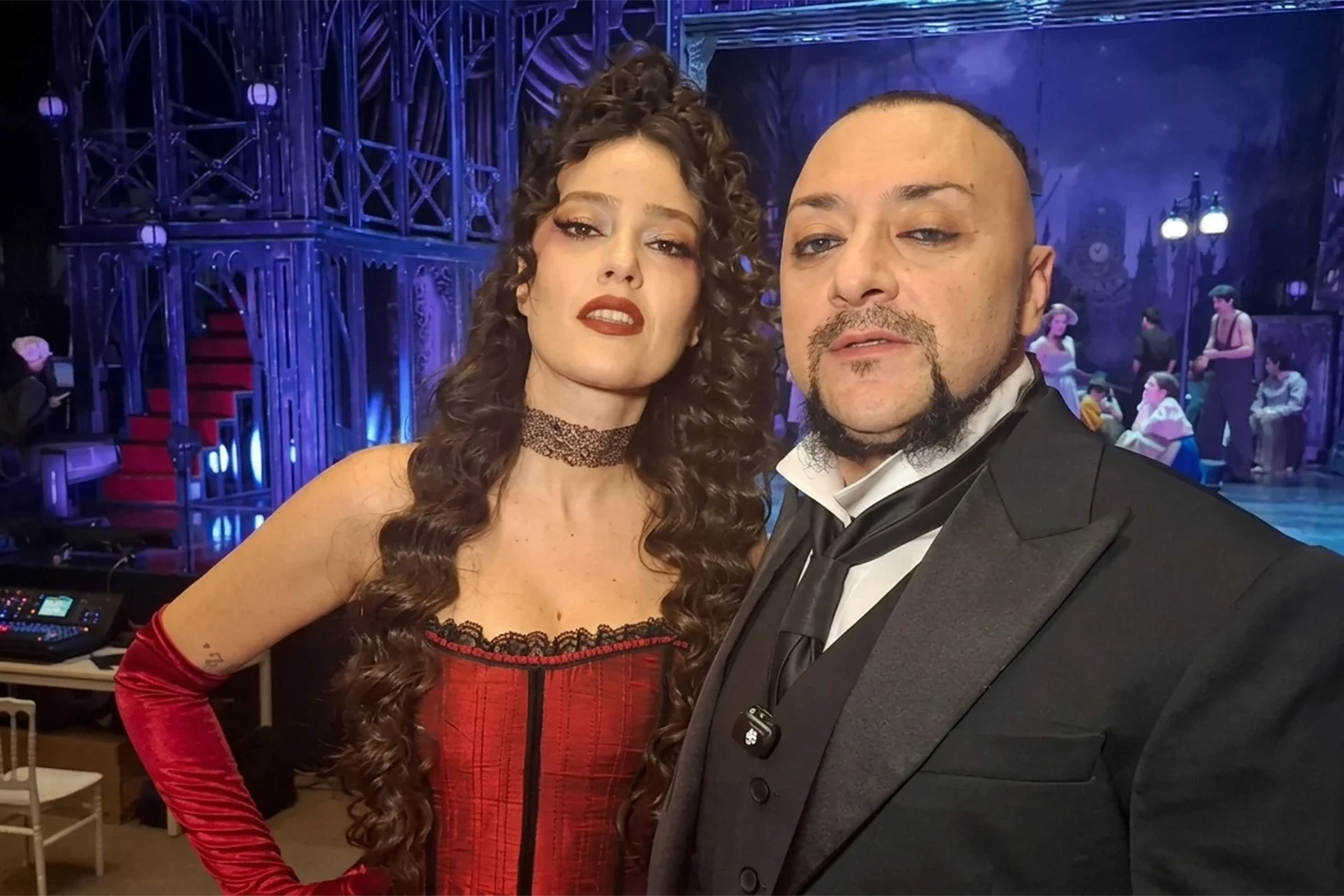 Pelin Akil sahnede peş peşe düştü, bacağı morardı!