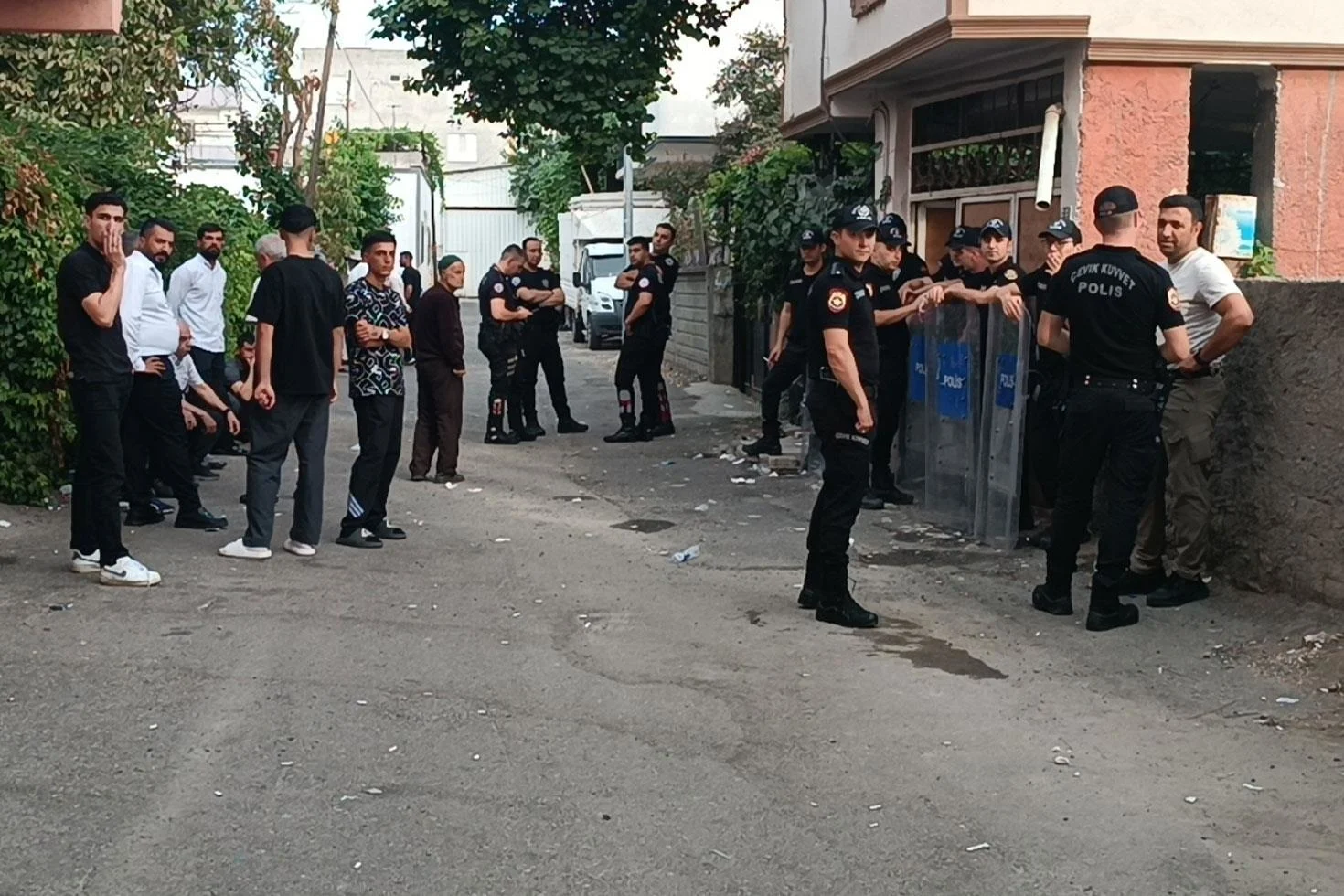 Batman’da annesini öldürüp çöp konteynerine attı, emniyete gidip teslim oldu