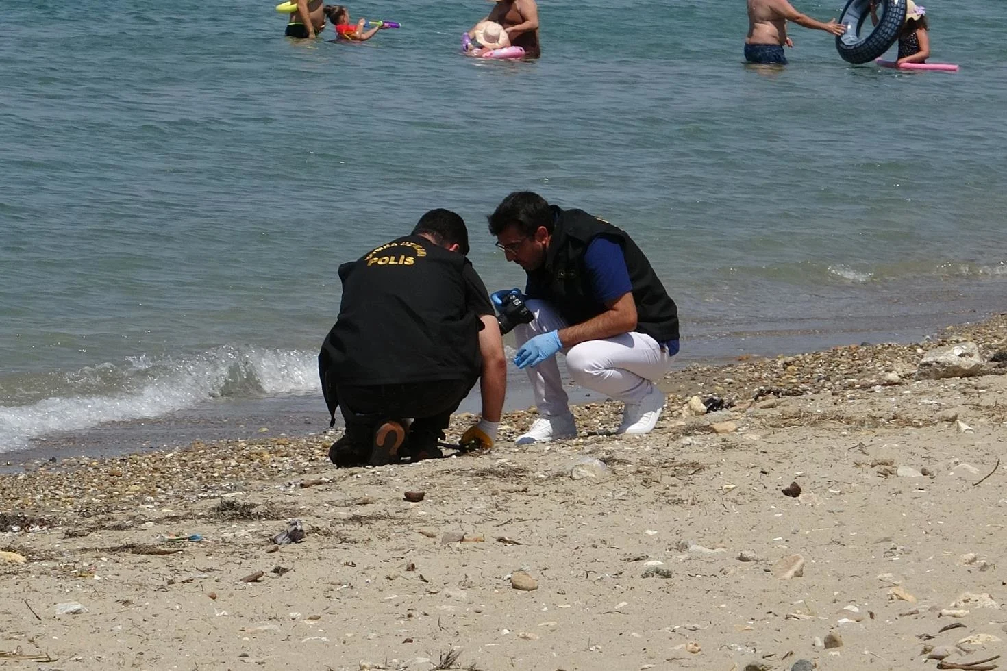 Denize giren vatandaş savaştan kalma askeri mühimmat buldu