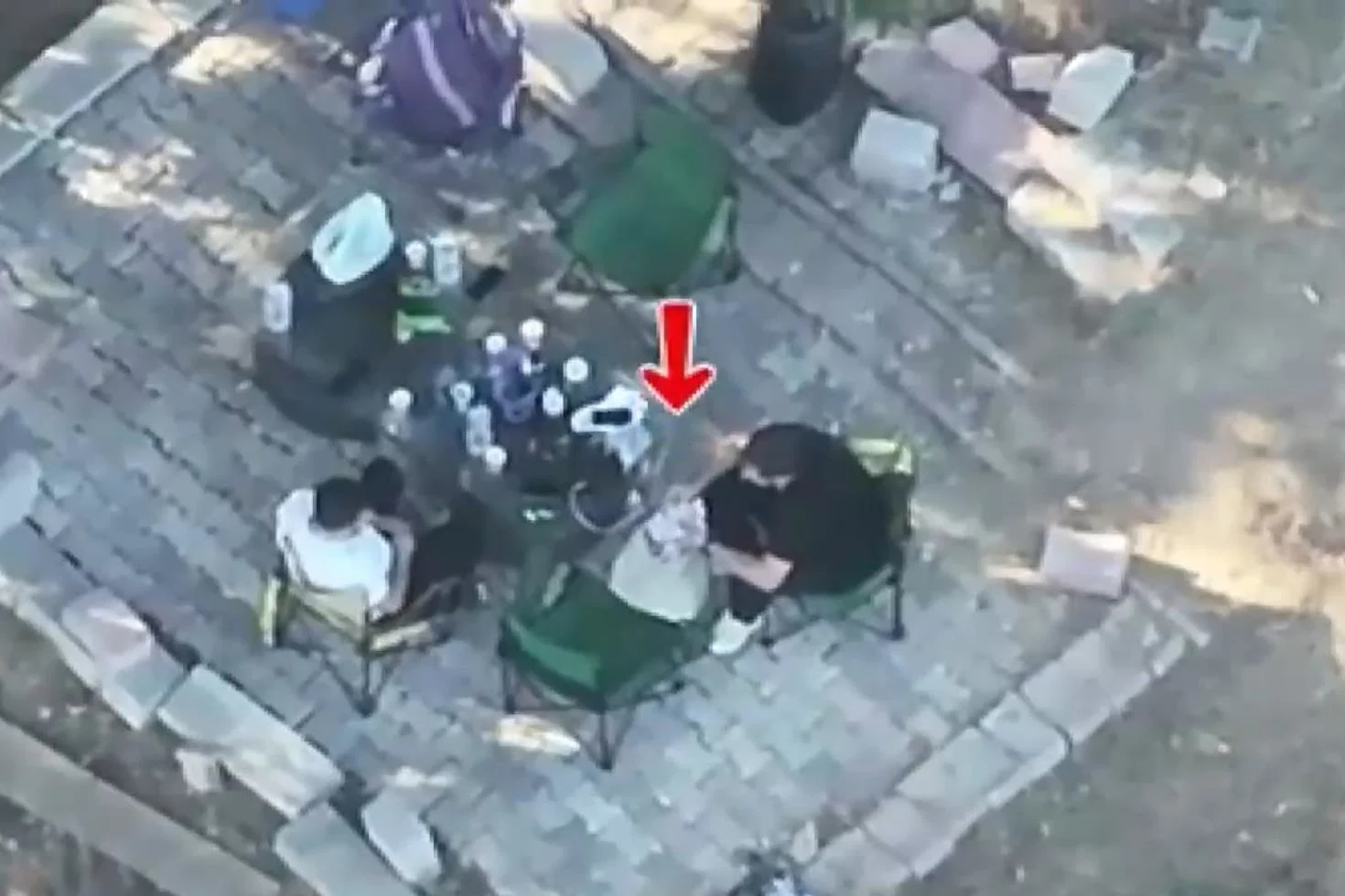 Zehir tacirlerine dronlu baskın! Yakayı ele verdiklerinin farkına bile varamadılar