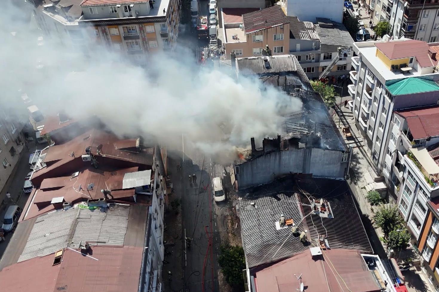 Gaziosmanpaşa’da çatı katında yangın: 1 ölü
