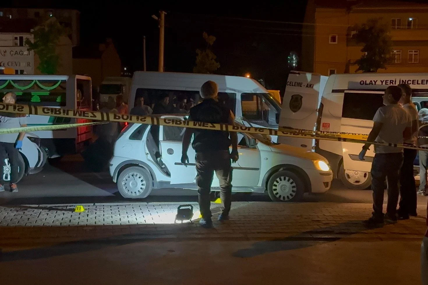 Yol kenarındaki otomobilde bir kadın ölü, bir kişi ağır yaralı halde bulundu