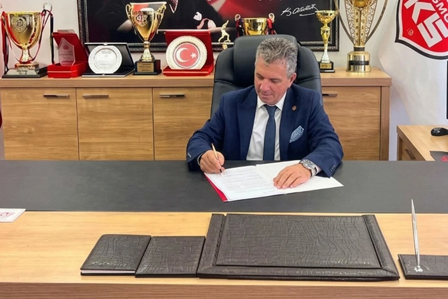 Yönetim kurulu üyelerini istifaya davet eden başkanı görevden aldılar
