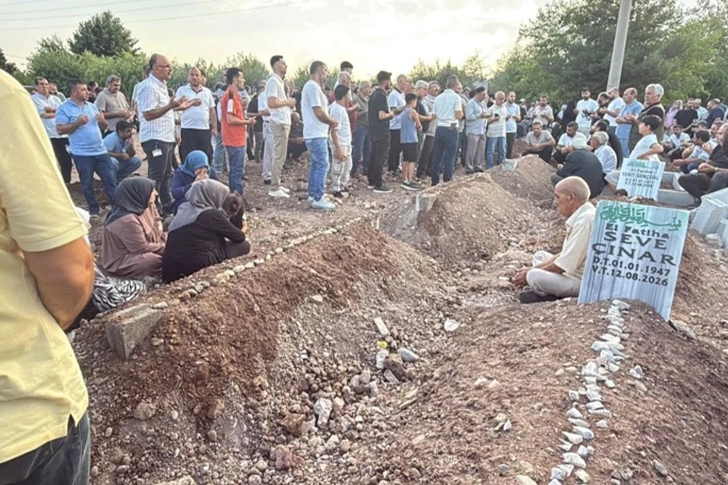 Diyarbakır’da yürek yakan manzara: 5 kardeş ve 2 yeğen yan yana toprağa verildi