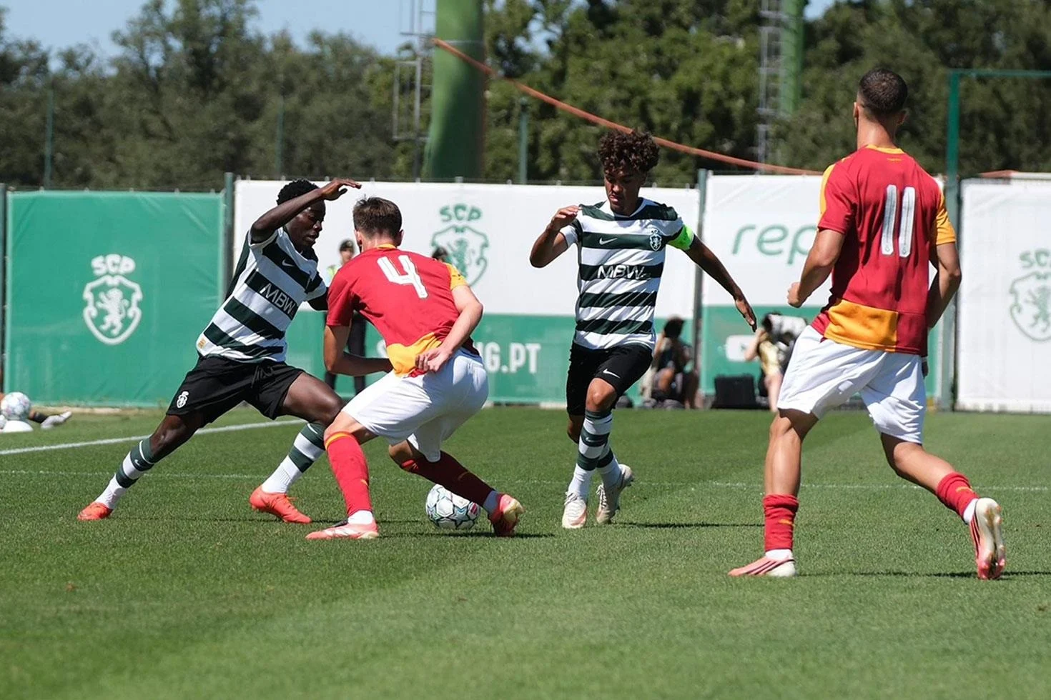 İki farklı önde olan Galatasaray, Sporting’e karşı uzatmalarda kabusu yaşadı