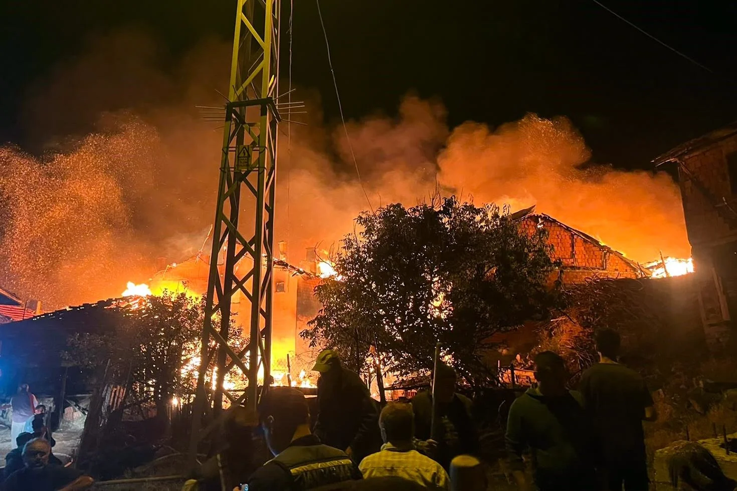 Çorum’da çıkan yangında 2 ev ile 1 ahır kullanılamaz hale geldi