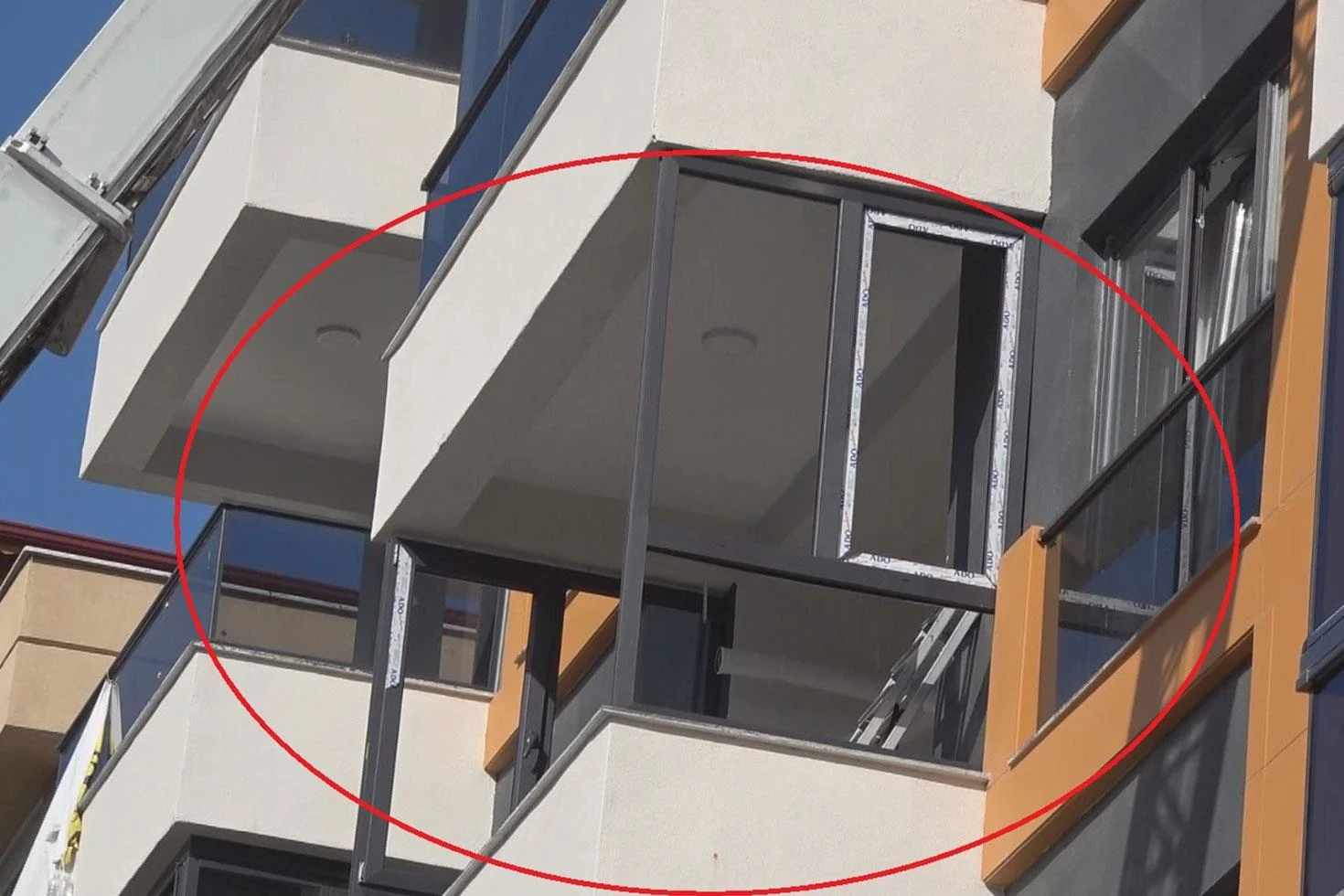Minik çocuk balkondan dışarı bakarken beton zemine çakıldı
