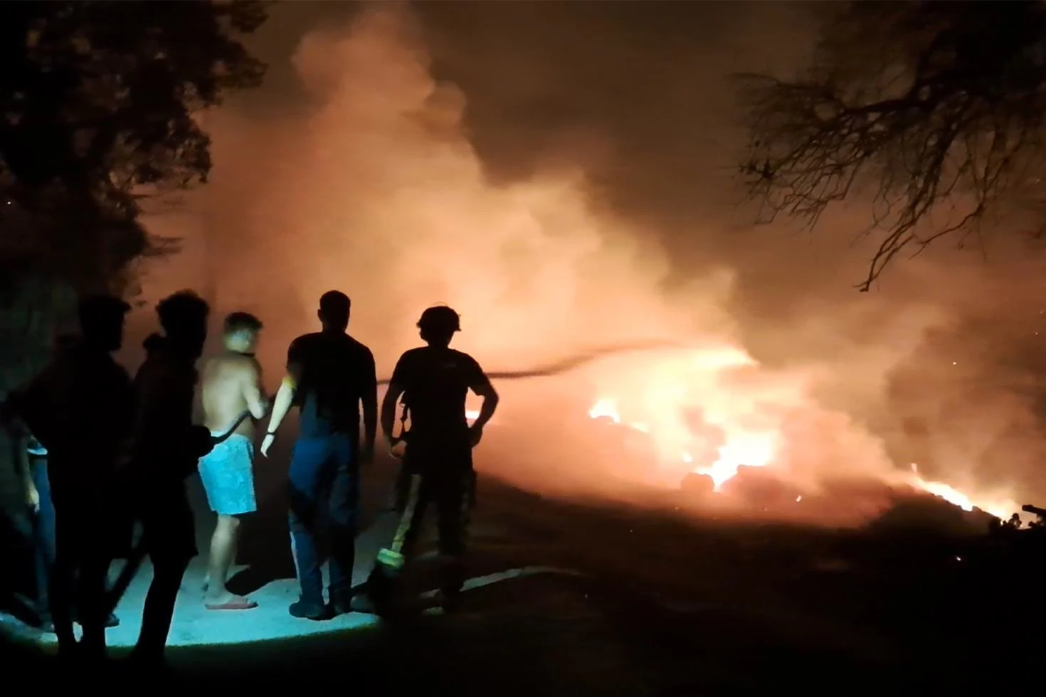 Antalya’da can pazarı: Alevlerin ortasında kalan engelli aile son anda kurtarıldı