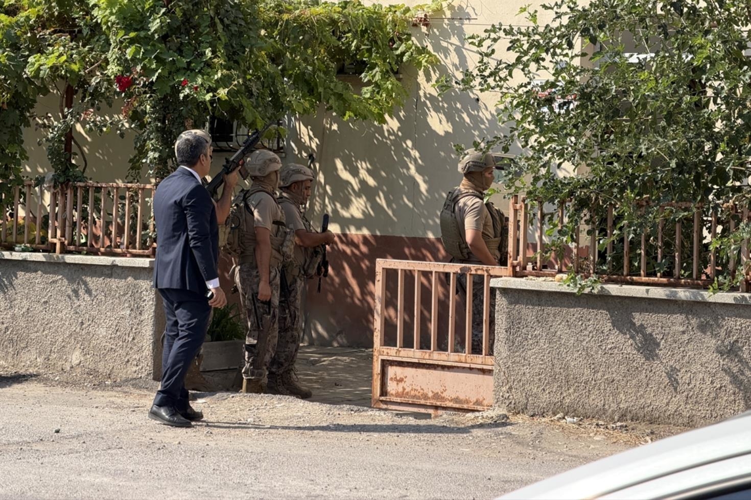 Kahramanmaraş’ta dehşet dolu anlar! Annesini, eşini ve çocuğunu rehin aldı