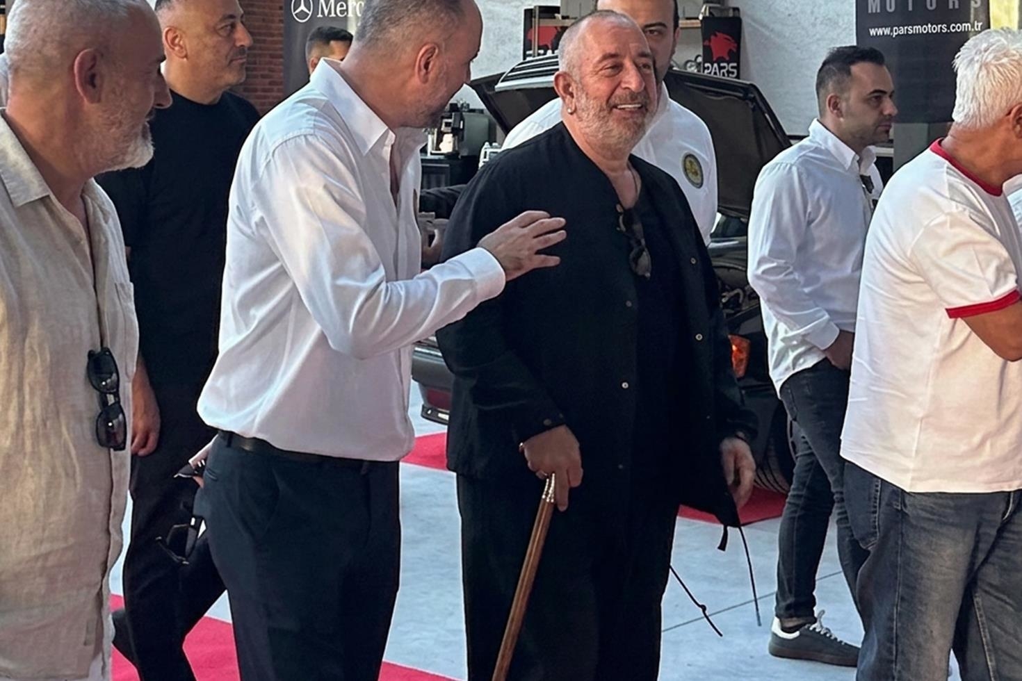 Bastonla görüntülenen Cem Yılmaz’ın koleksiyonu