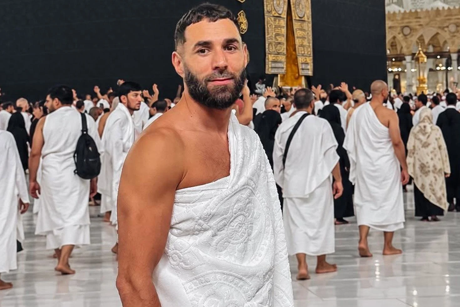Karim Benzema Kabe’ye gitti! Paylaşımına tek cümlelik not