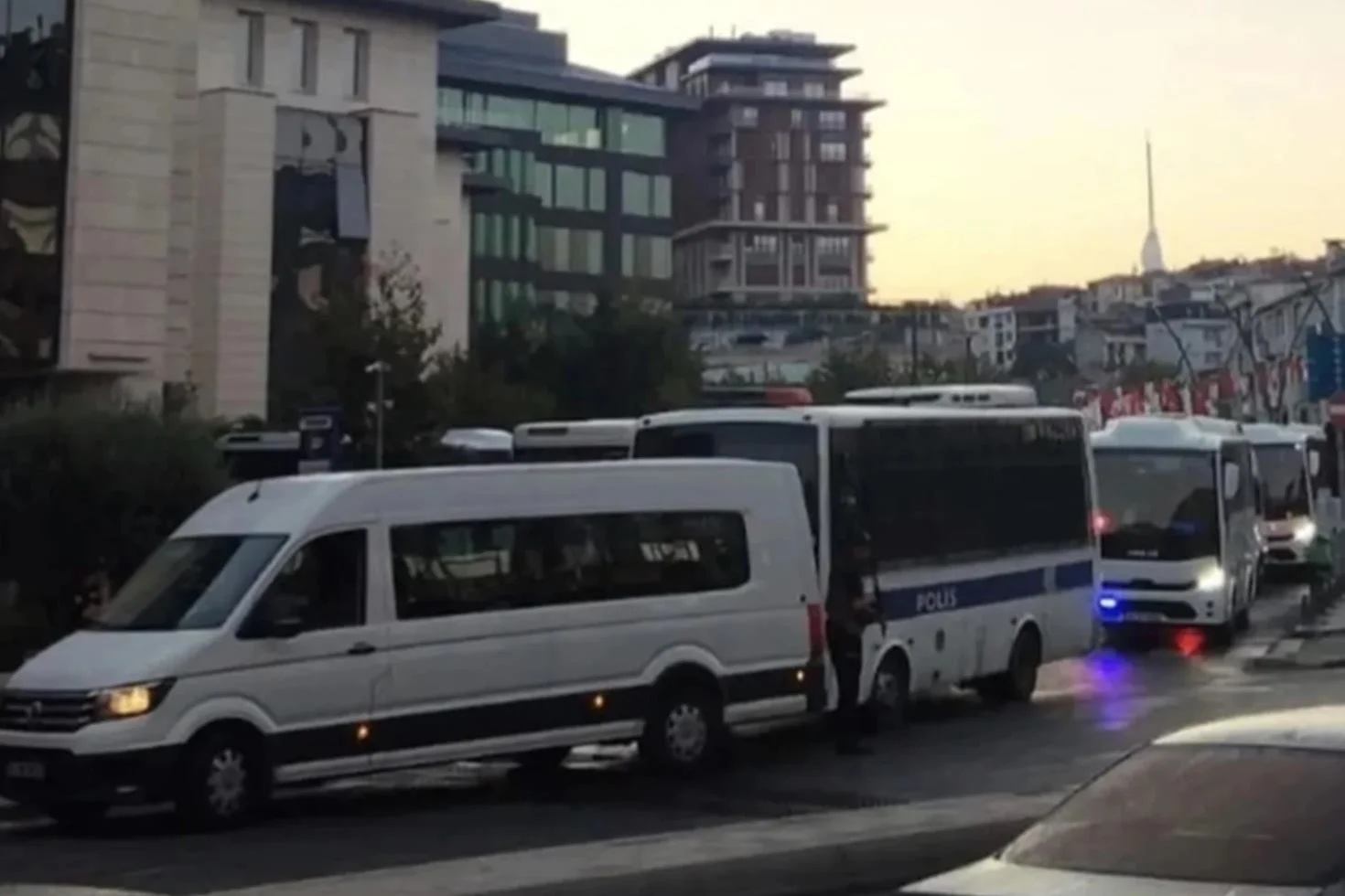 Üsküdar’da kritik seçim öncesi hareketli saatler! Belediye çevresinde geniş güvenlik önlemi