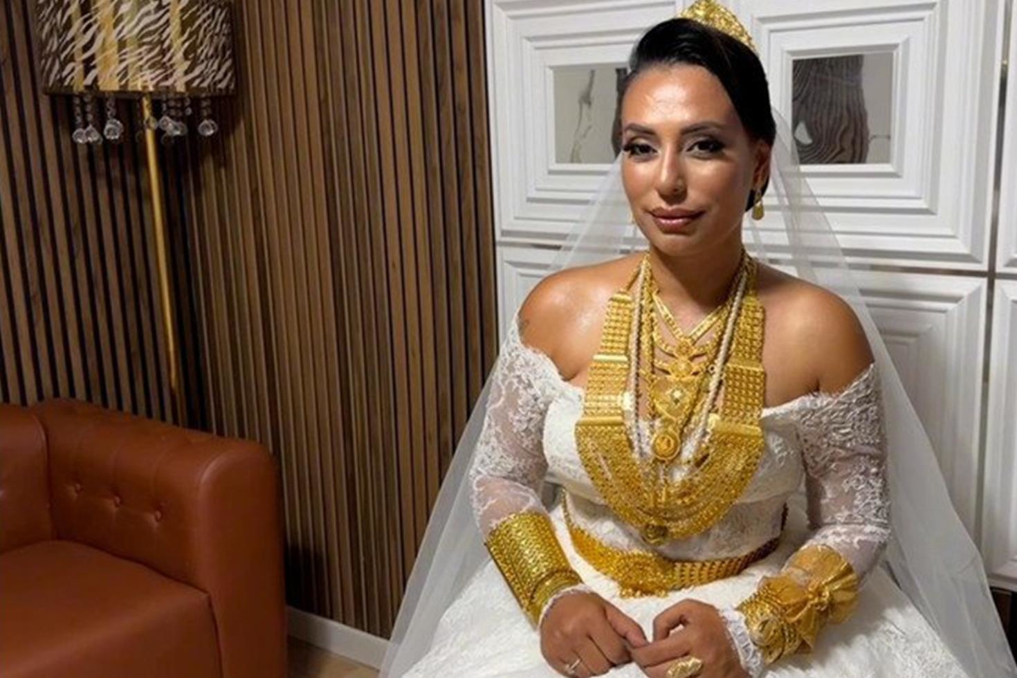 Bir fenomen daha altınlarıyla poz verdi