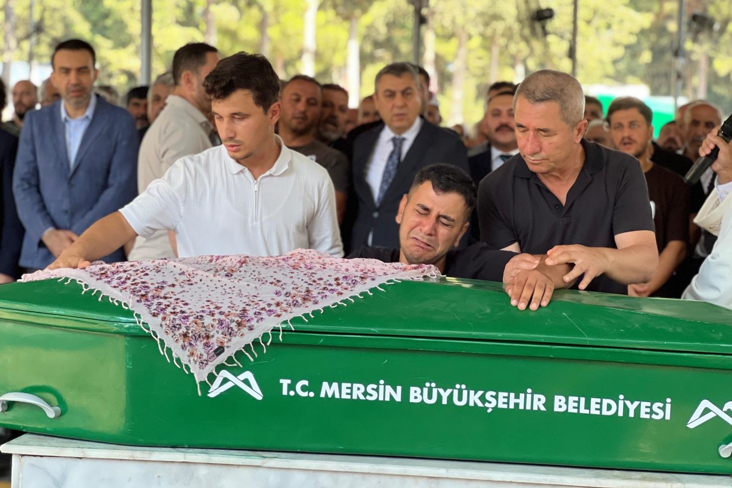 Can Yelegini Kizina Giydirerek Kurtaran Kahraman Anneye Aci Veda 20198791 62 Jpg