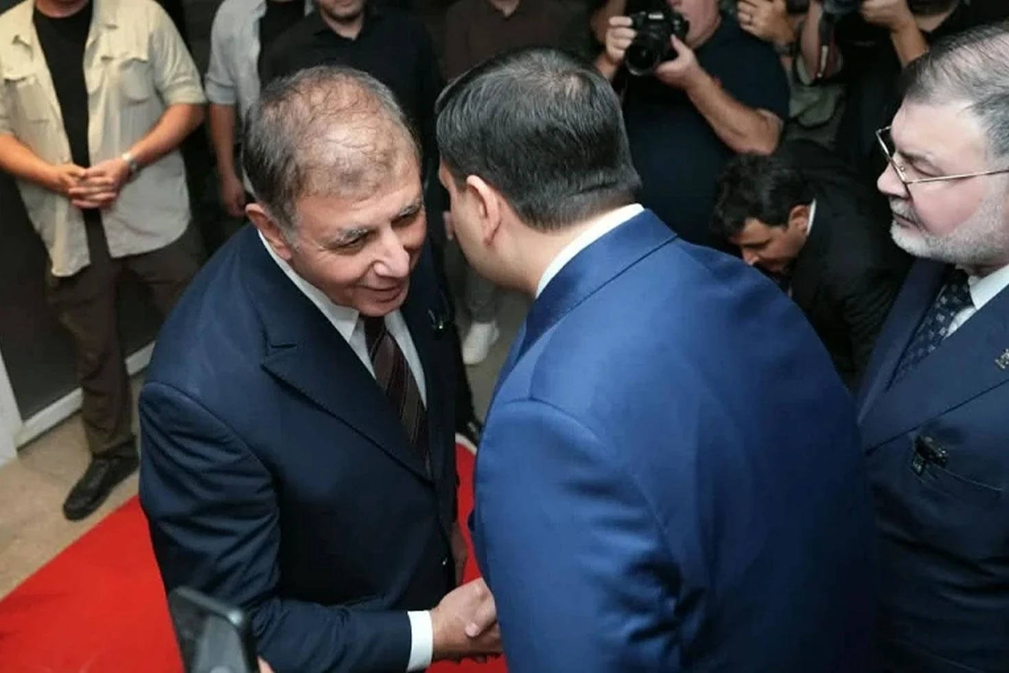 Cemil Tugay, Nâzım Hikmet Sergisi’nin açılışında AK Partili  Eyyüp Kadir İnan’ı kapıda karşıladı