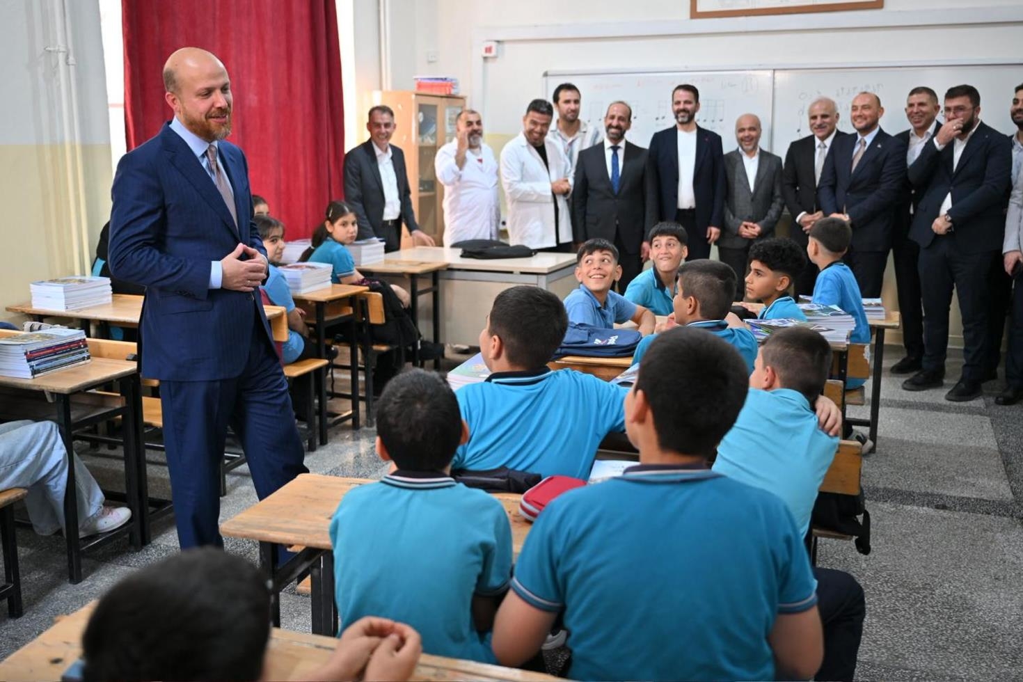Bilal Erdoğan ilk ders zilinde öğrencilerle! Çocukların tek bir isteği oldu