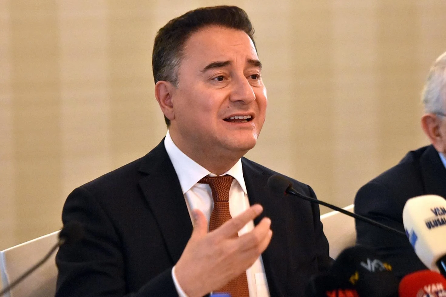 Babacan’dan Davutoğlu’na destek: Soruşturma ifade özgürlüğüne müdahale