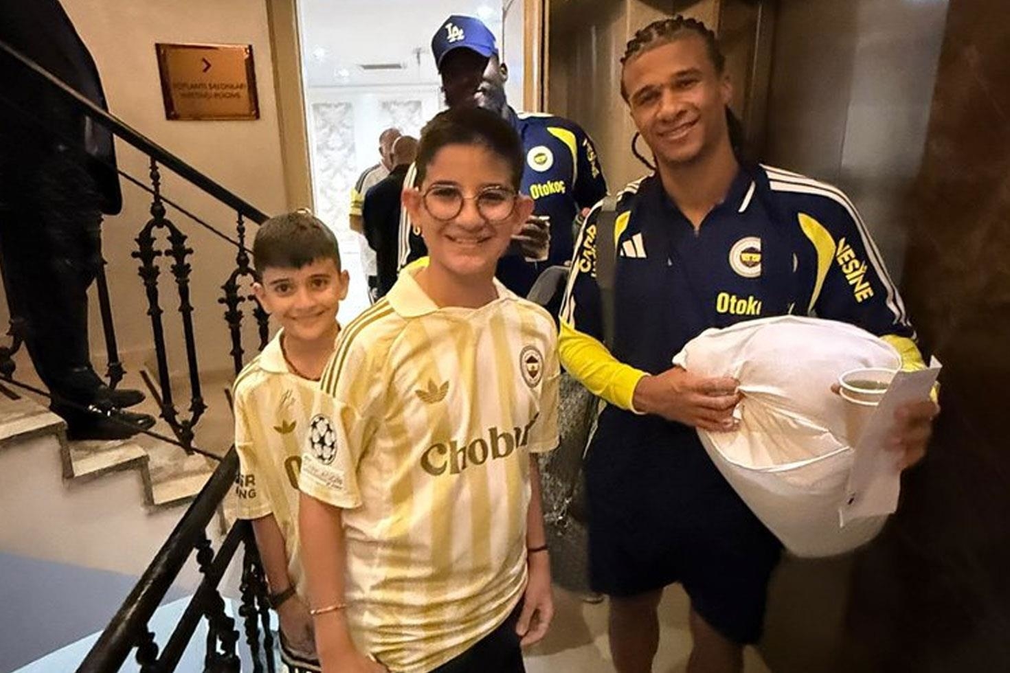 Nathan Ake’nin elindeki yastığın hikayesi ortaya çıktı