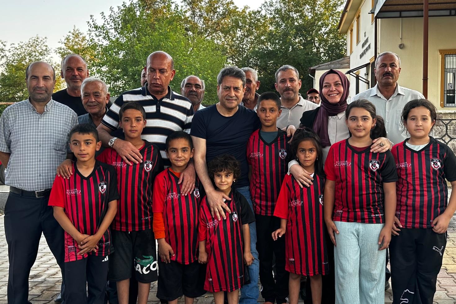 Gaziantep FK forması giydirdi, hedef alındı! Yeni Partili isimden milletvekili Ali Şahin’e skandal tepki
