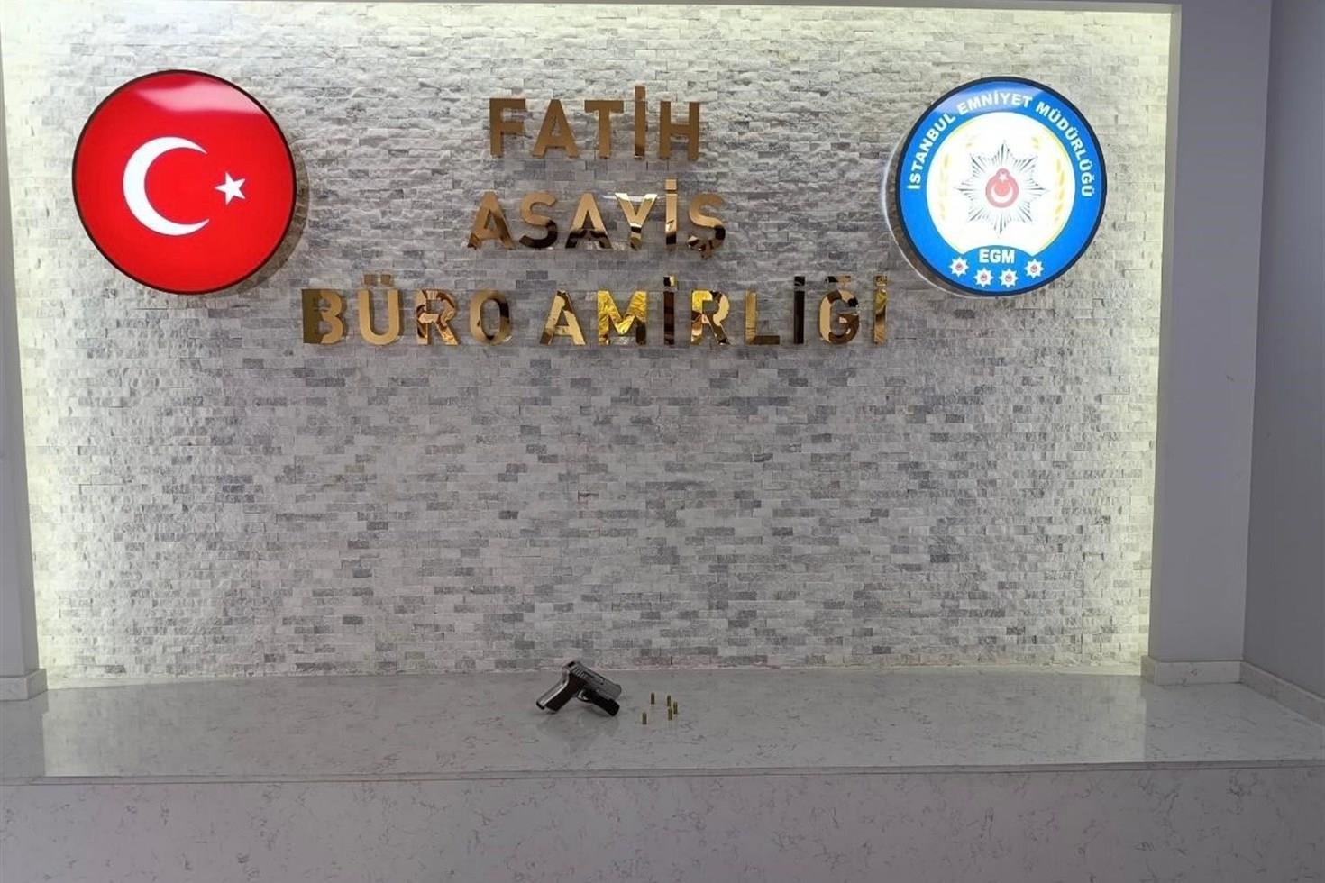Fatih’te kurşunlanan iş yerini fotoğraflayan 2 şüpheli yakalandı: Evinden silah çıktı