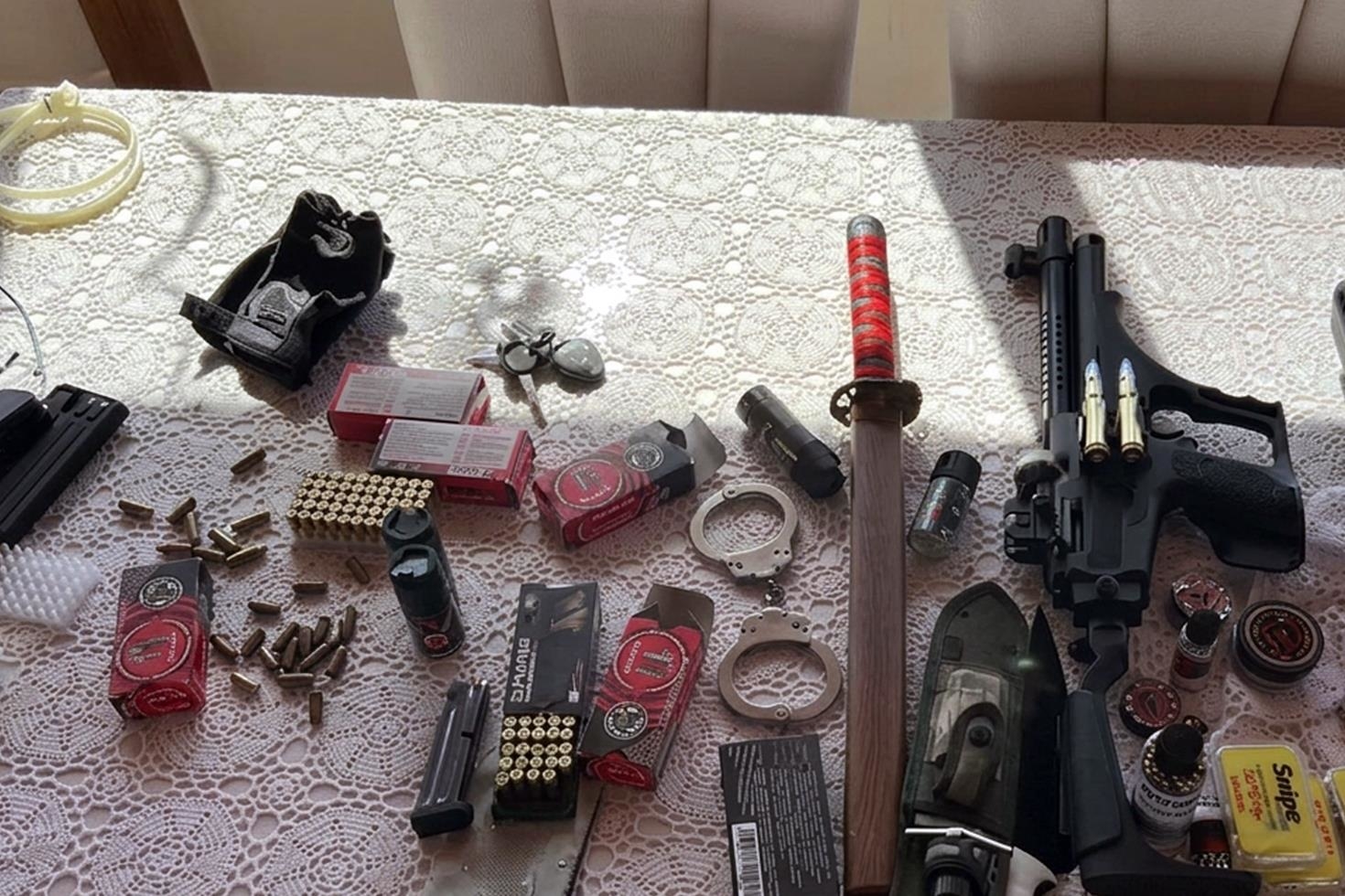 Ev sahibi çifti öldüren kiracının evinden çok sayıda silah çıktı