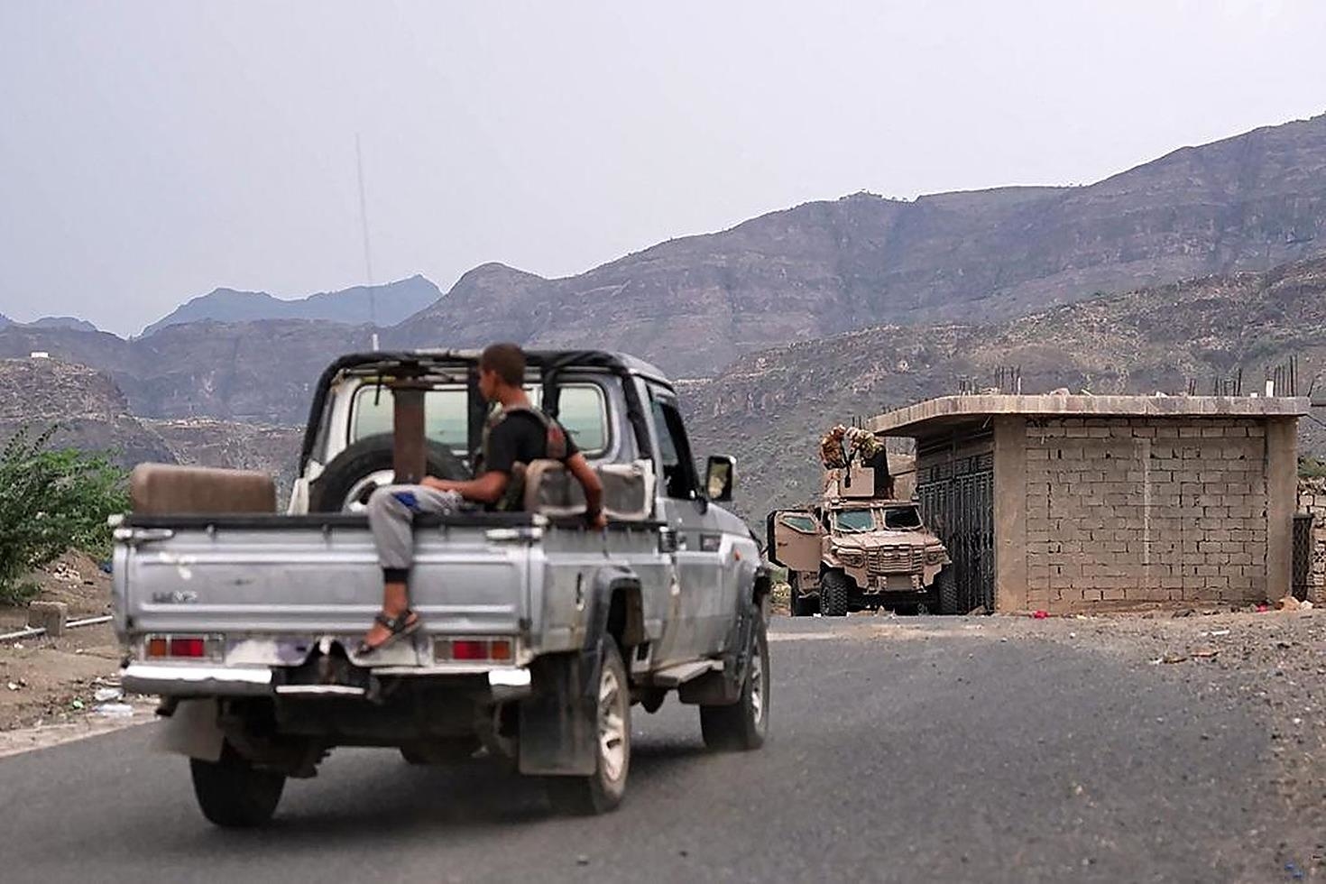 Yemen’de hükümet güçleri: Husilere ait hedefler vuruldu, 5 İHA düşürüldü