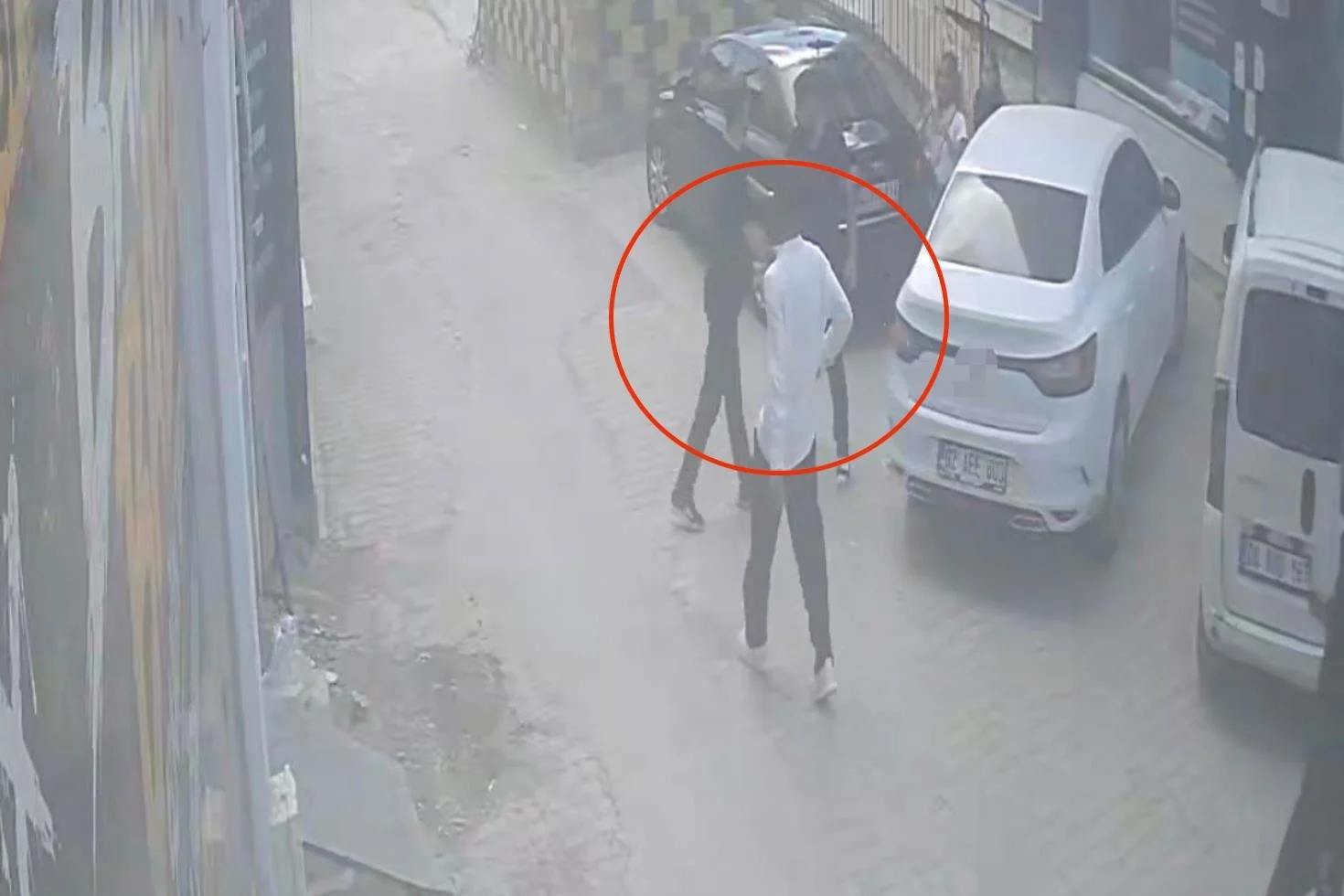 Darbedilen kadını sevgilisinin elinden kurtarmak isterken canından oluyordu