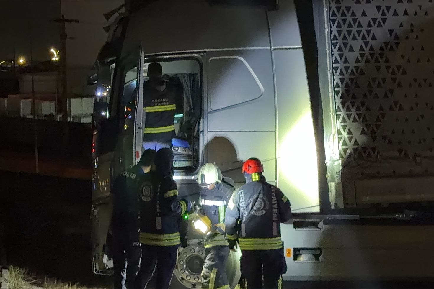 Virajı alamayan tır bariyerleri aştı! Şoför kayıplara karıştı