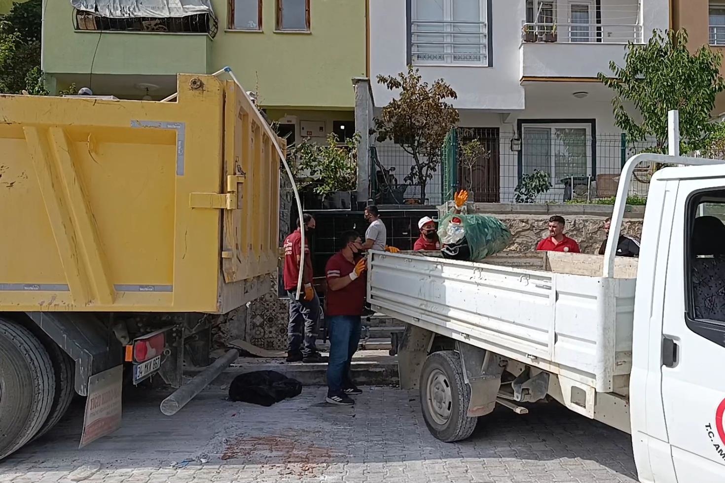 Çöp evden 1 ton atık çıktı! Komşular kötü kokuya dayanamayınca ortaya çıktı