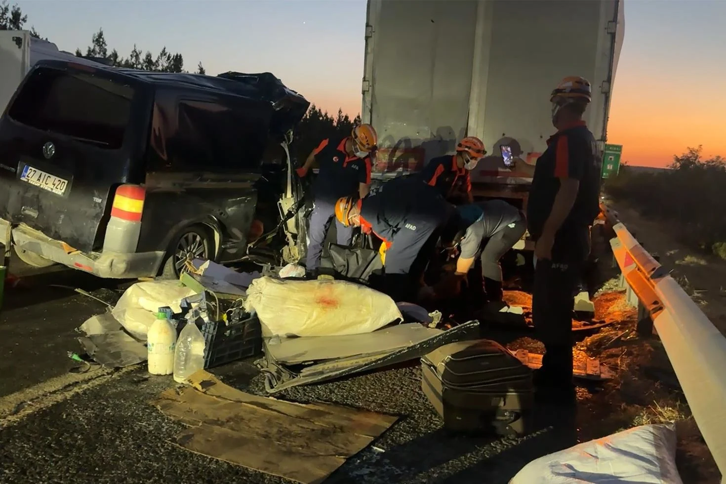 Minibüs TIR’a arkadan çarptı: 2 ölü, 2 ağır yaralı