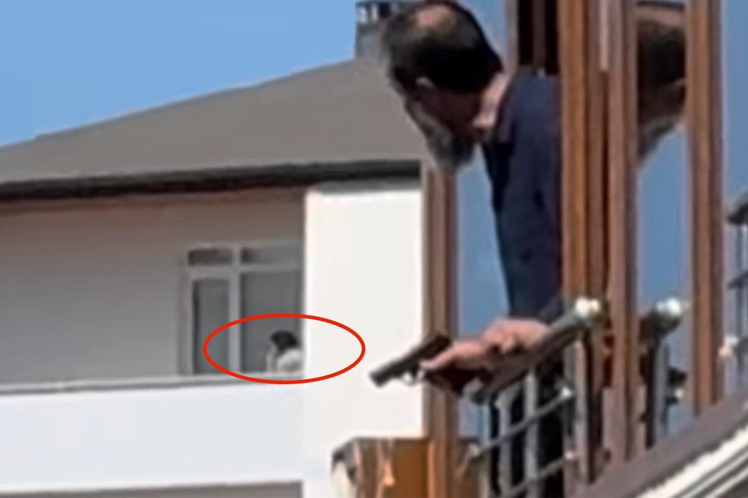 Maltepe’deki kanlı saldırı sırasında dikkat çeken görüntü: Kurşun yağarken istifini bile bozmamış