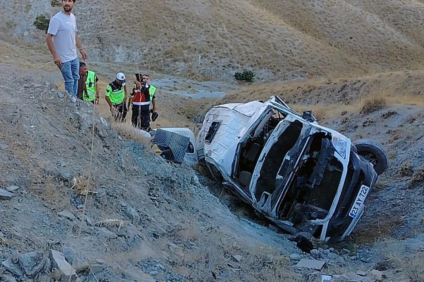 Elazığ’da minibüs uçuruma yuvarlandı: Yaralılar var