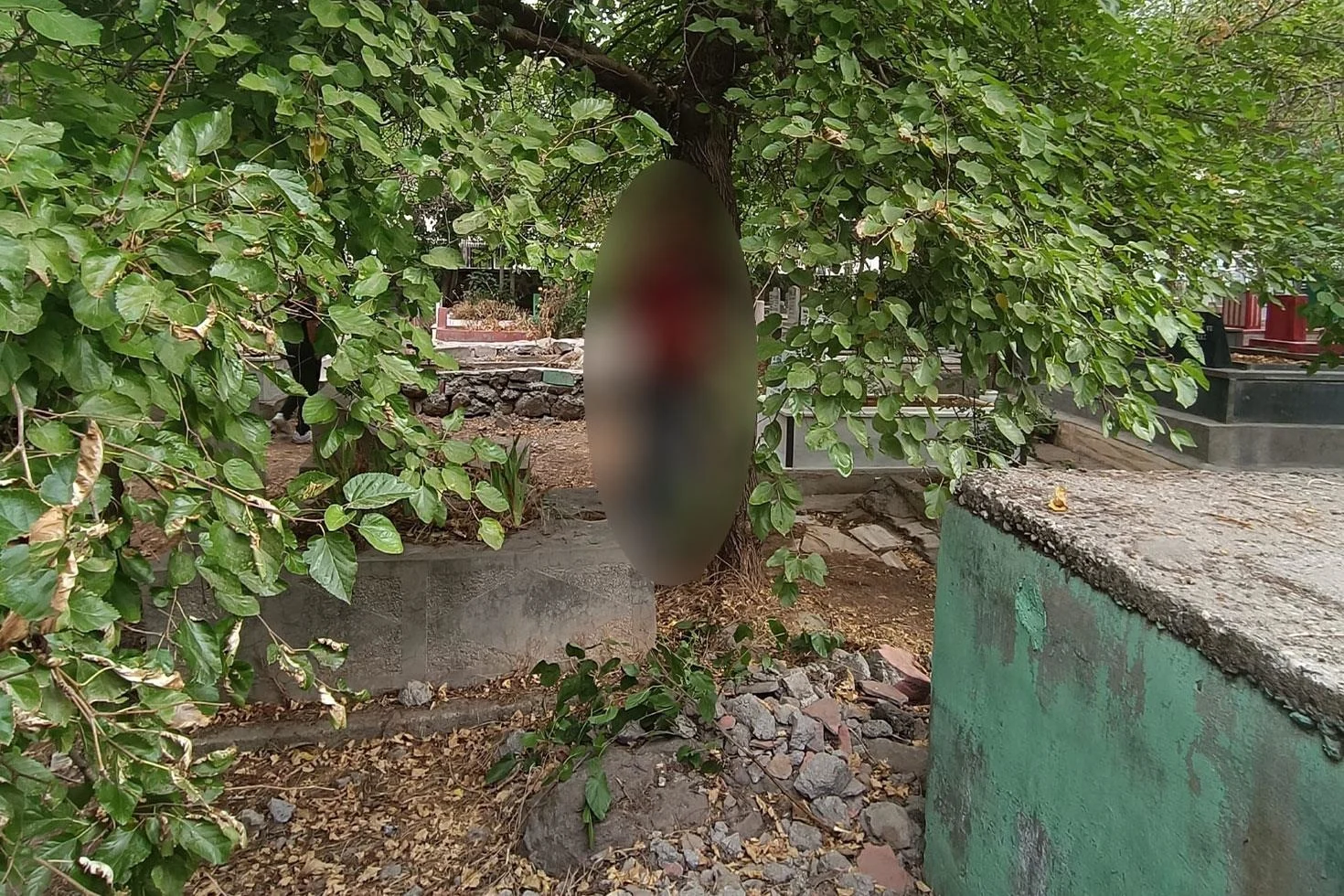 Diyarbakır’da bir kişi, mezarlıkta ağaca asılı halde ölü bulundu