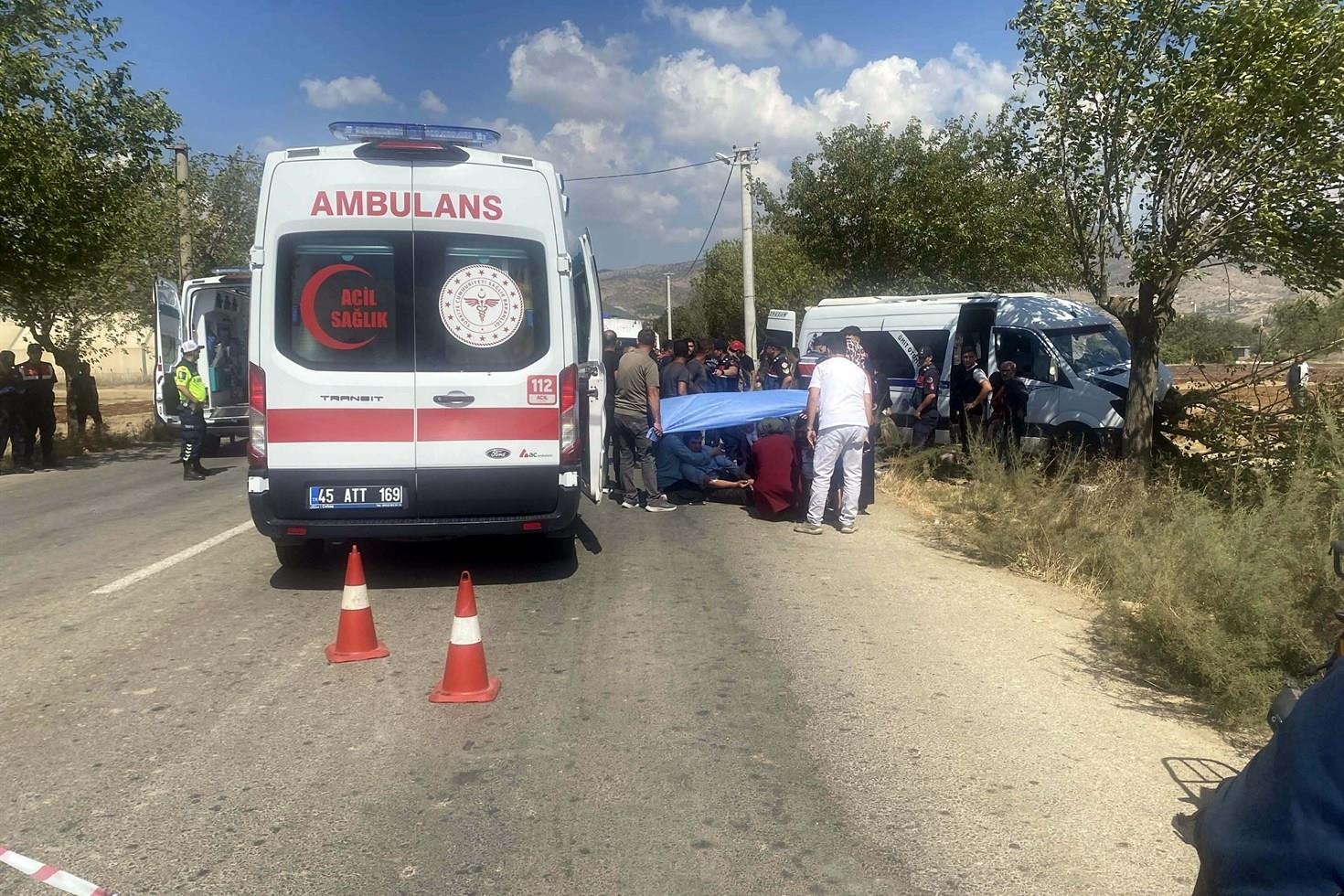 Manisa’da tarım işçilerini taşıyan minibüs ağaca çarptı: 14 yaralı