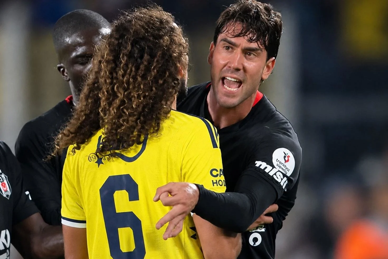 Derbide Vlahovic’ten olay hareket! Fenerbahçe taraftarı delirdi