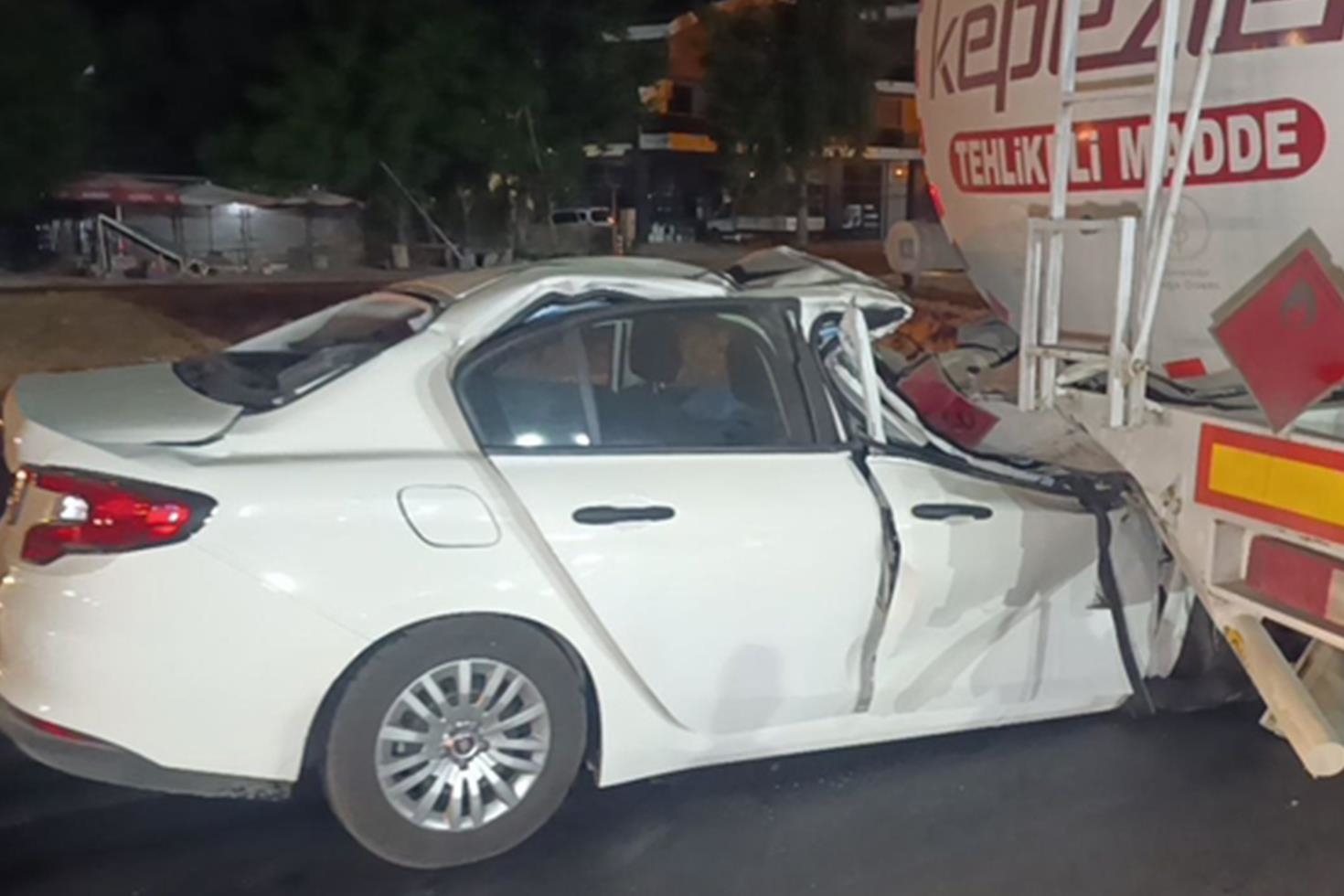 Akaryakıt tankerine arkadan çarpan otomobil 100 metre sürüklendi: 1 ölü