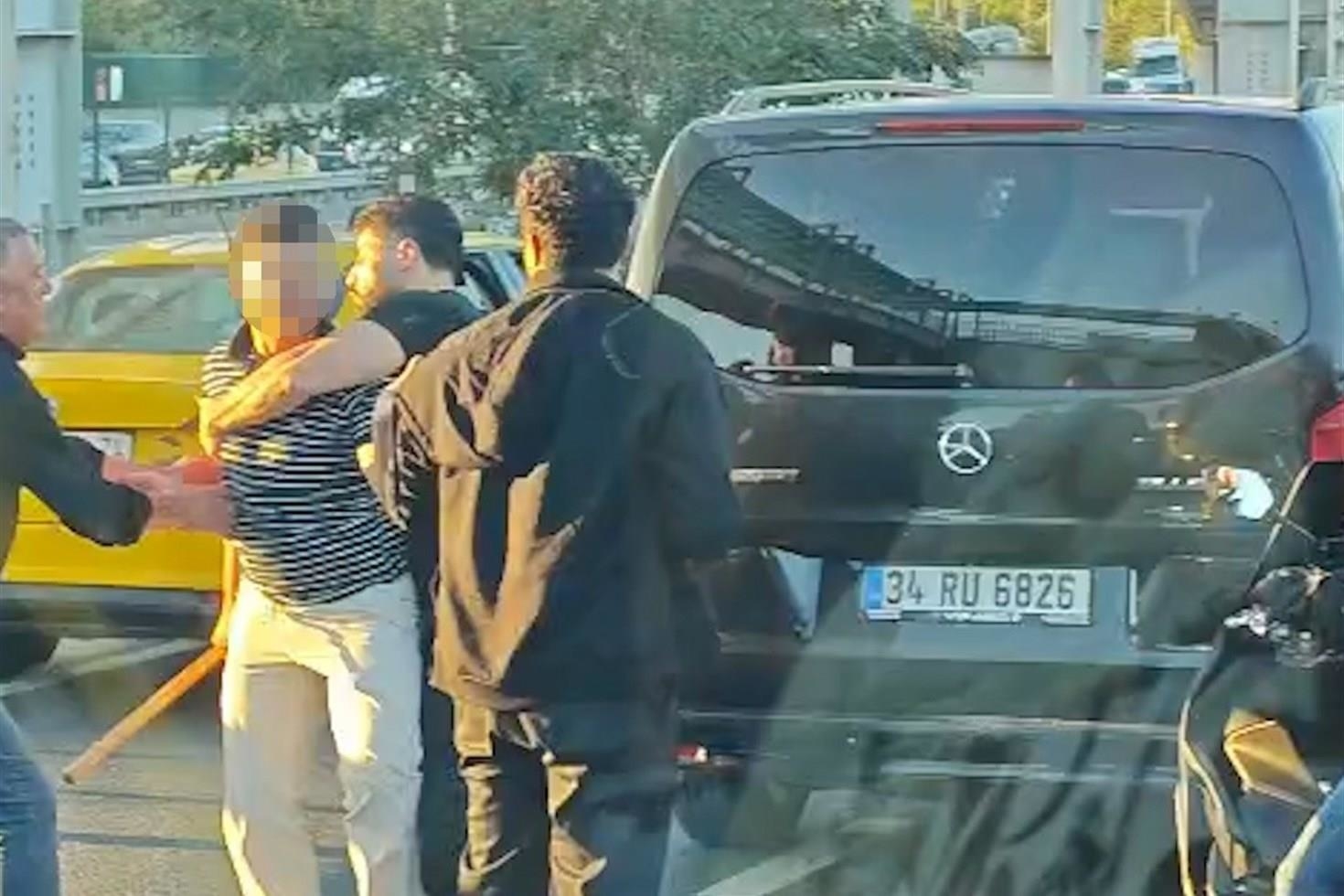 Trafik kazası sonrası çıkan yumruklu ve sopalı kavga kamerada