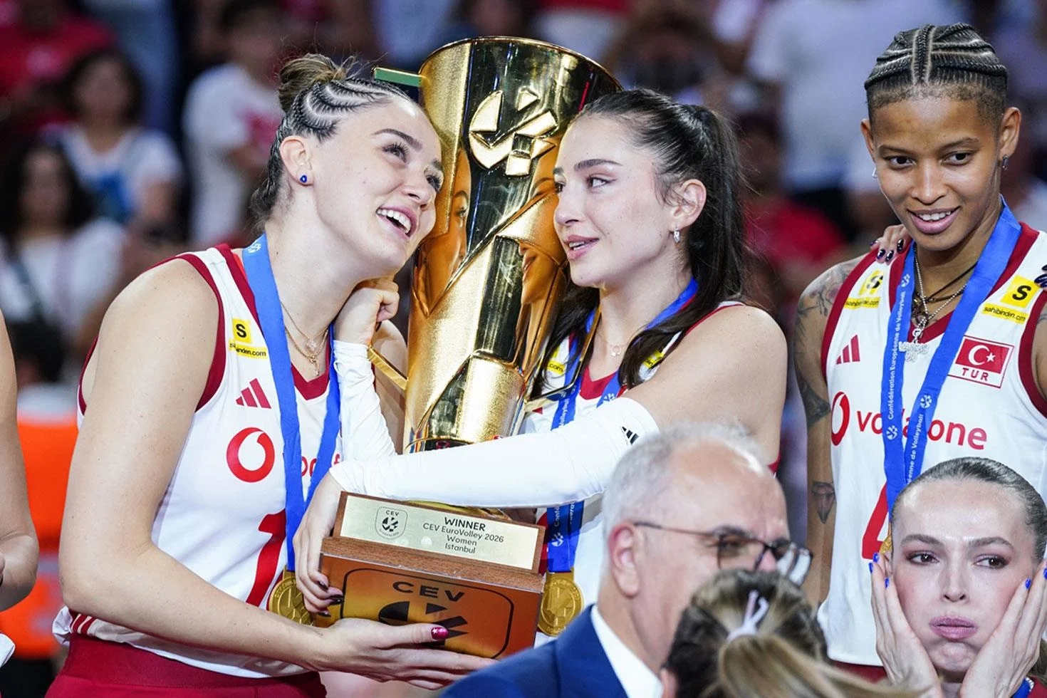 Şampiyonluğun ödülü ortaya çıktı! Filenin Sultanları’na kese kese altın