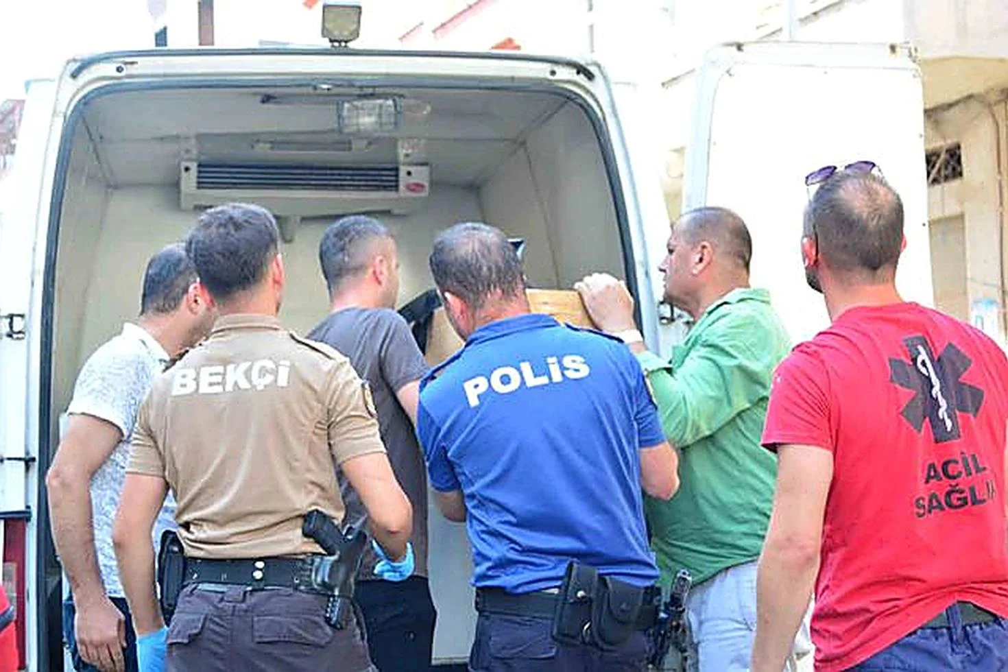 Park halindeki otomobilde ölü bulundu