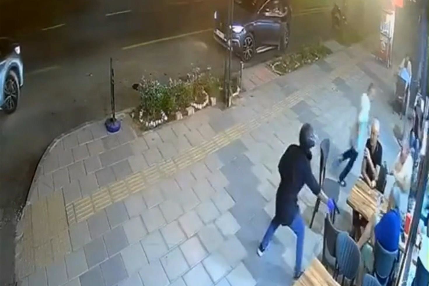 Mersin’de ofis ve iş yerlerine silahlı saldırı: 4 şüpheli tutuklandı, kurşunlama anı kamerada