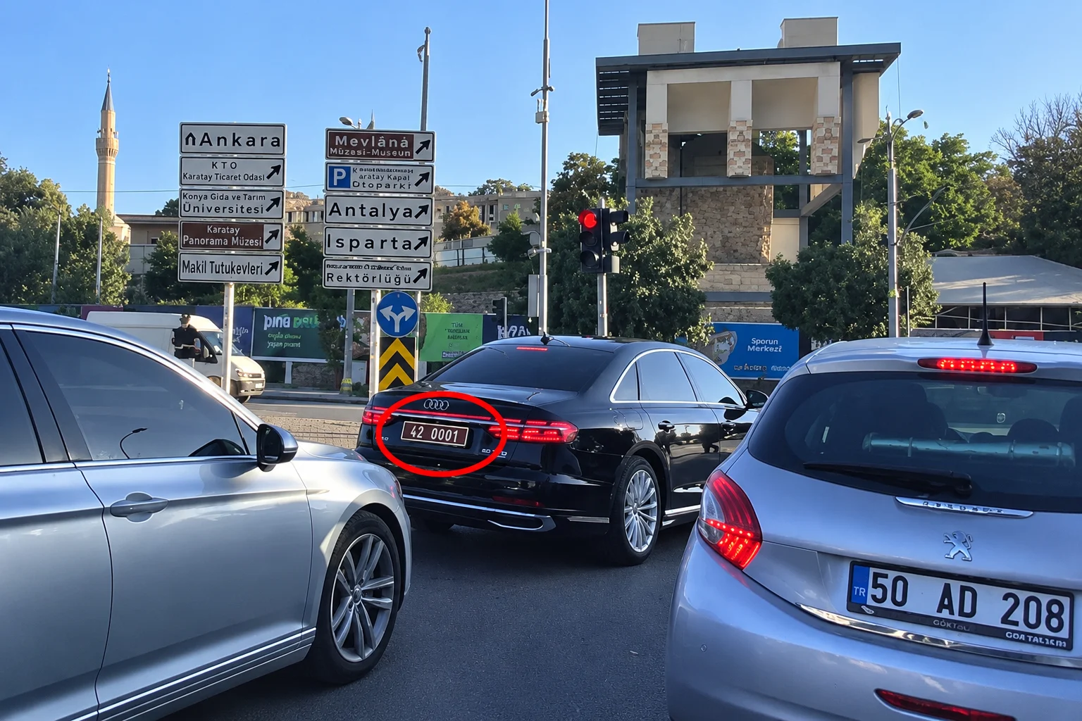 “Yetkim var” diye kuralı çiğnemedi! Konya Valisi Akın makam aracında kırmızı ışıkta bekledi