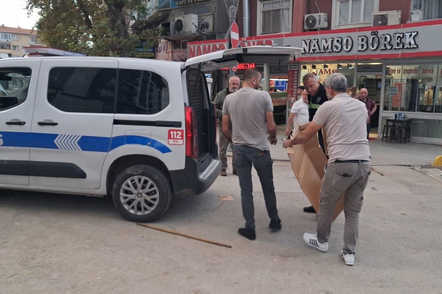 Kocaeli’de polis ekip aracına giren yavru kedi, itfaiye ekiplerince kurtarıldı
