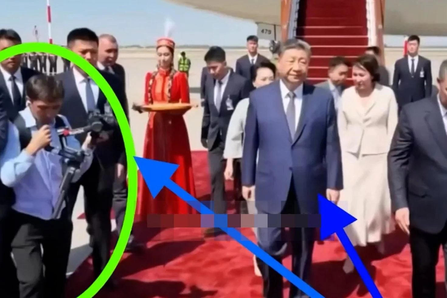 Çin liderine bir adım fazla yaklaşmanın bedeli! Yaka paça uzaklaştırıldı