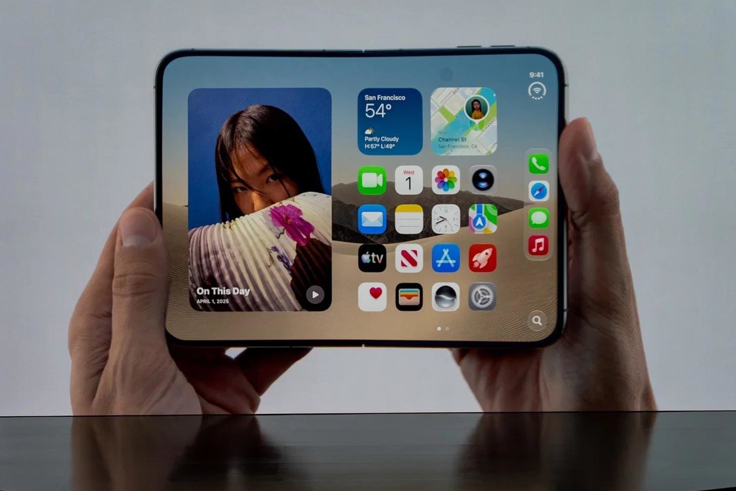 Apple ilk katlanabilir iPhone’u tanıttı! iPhone Duo sahneye çıktı