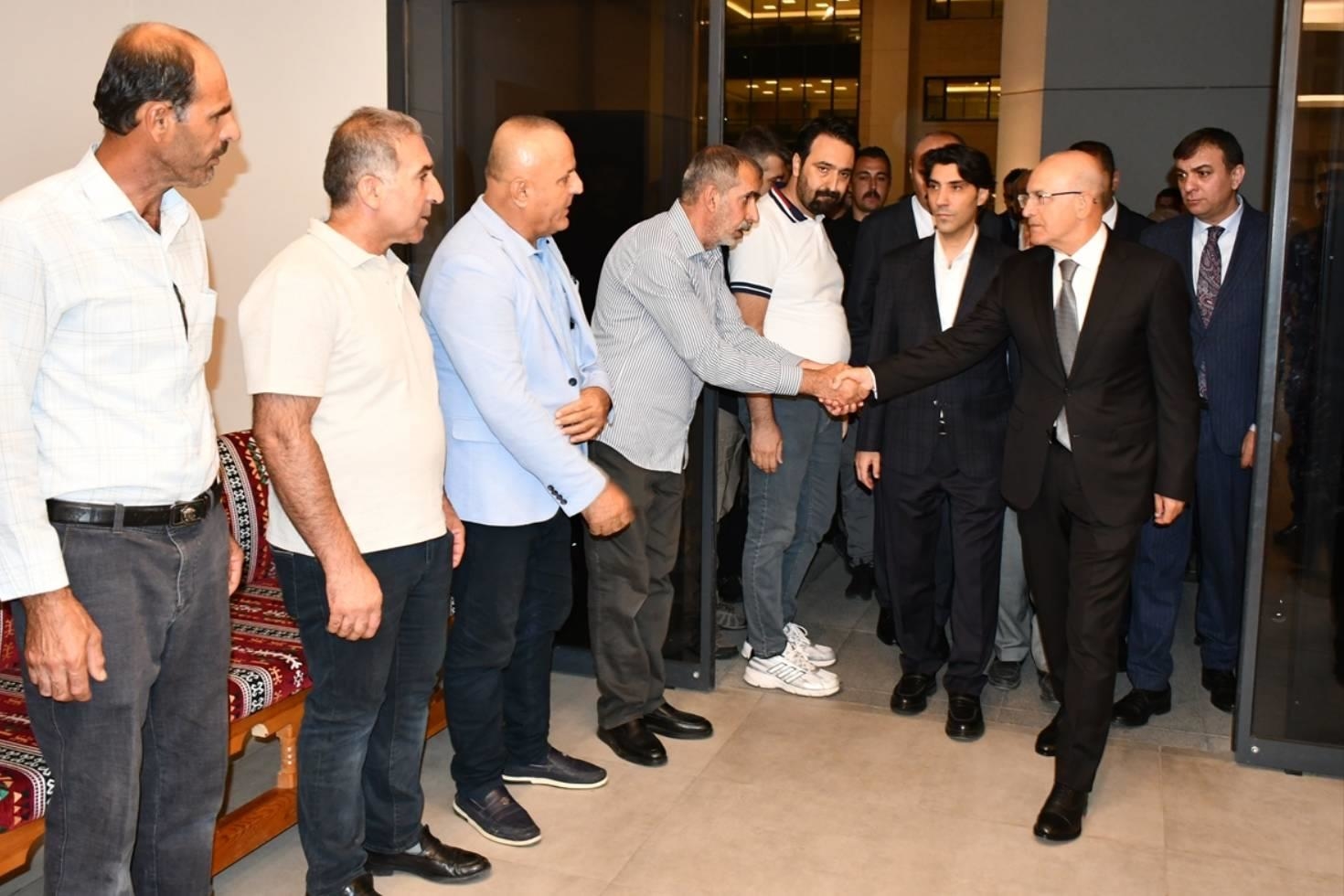 Bakan Şimşek, spor salonu yangınında hayatını kaybeden yeğeninin taziyesine katıldı