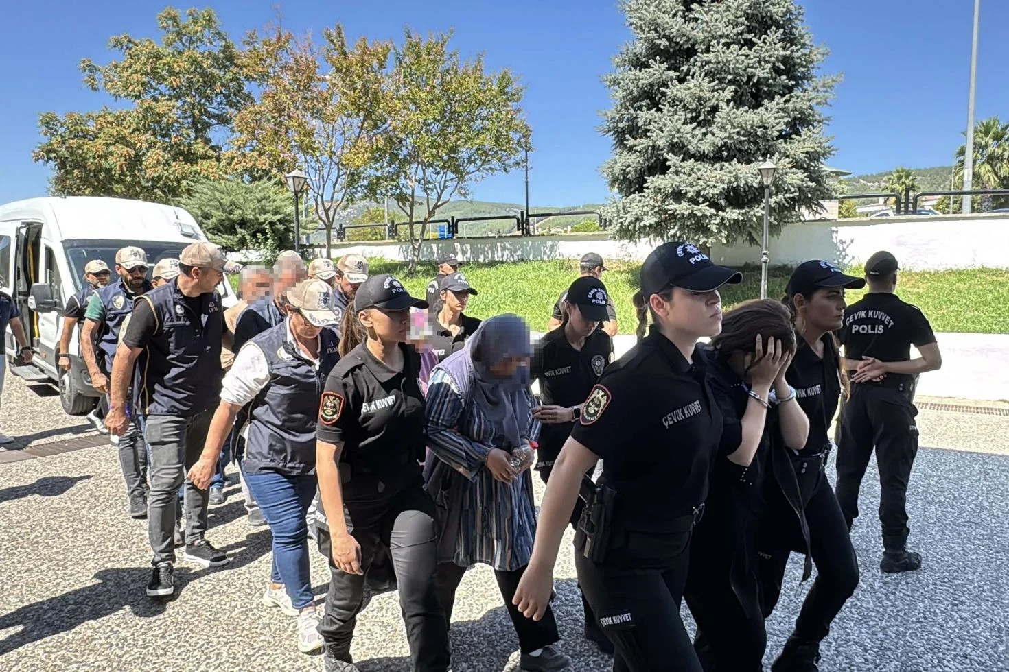 Cumhurbaşkanına suikast timindeki FETÖ’cü haine yardım iddiası! 10 şüpheli adliyede