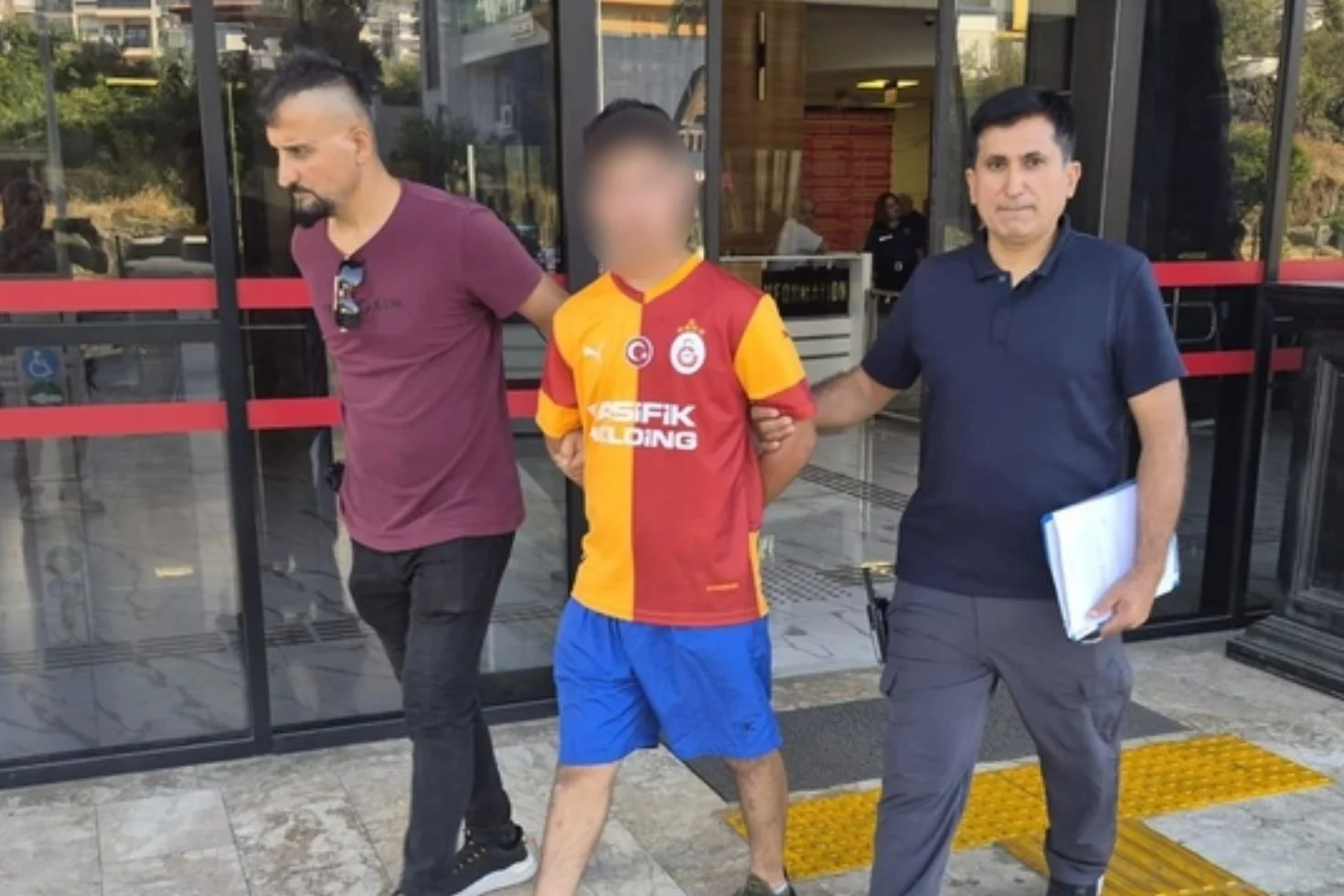 Tatil cennetinde turist kadına cinsel taciz rezaleti! 17 yaşındaki şüpheli tutuklandı